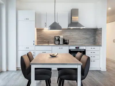 Wohn-/Essbereich mit Küchenzeile