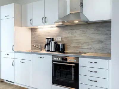 Küchenzeile mit Backofen und Geschirrspüler