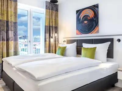 Schlafzimmer mit Zugang zum Balkon