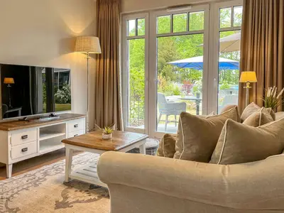 Blick vom Wohnbereich zur Terrasse