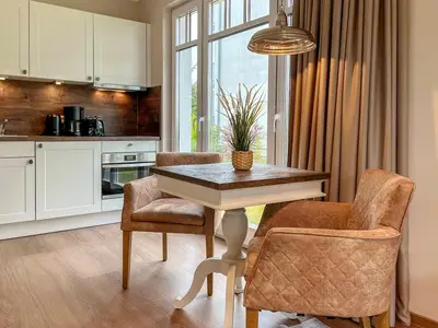 Wohnzimmer mit Blick zur Küchenzeile