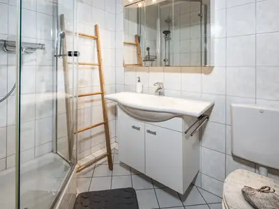 Bad mit Dusche WC Fewo Bergkristall