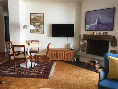 Stube mit Esstisch, TV und Cheminee 