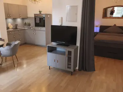 Blick auf Küche und Schlafbereich