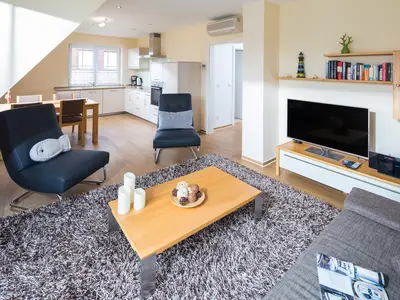 Wohnzimmer mit offener Küche