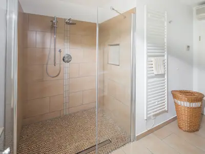 Badezimmer mit Dusche