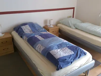 Schlafzimmer mit Einzelbetten, zusammenstellbar