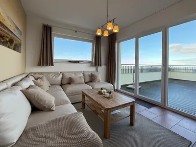 Wohn-Essbereich mit Couch und Ausblick