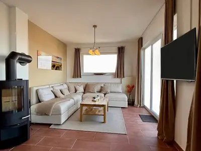 Wohn-Essbereich mit Couch und Flatscreen-TV