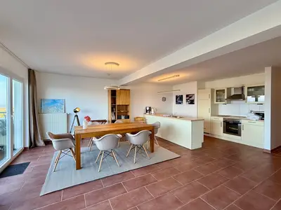 Wohn-Essbereich mit Esstisch und offener Küche