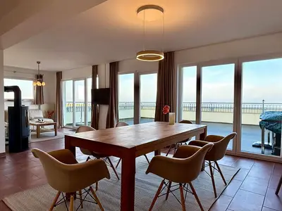 Wohn-Essbereich mit Esstisch und Sitzgelegenheit