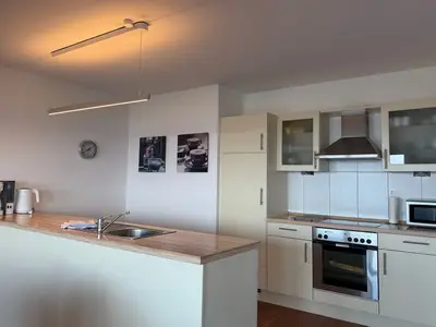 Offene Küche mit Backofen und Mikrowelle