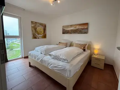 Schlafzimmer mit Doppelbett