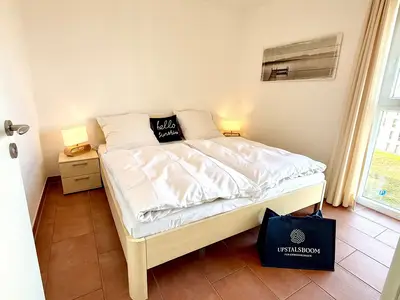 Schlafzimmer mit Doppelbett