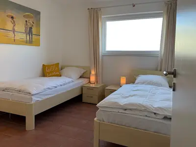 Schlafzimmer mit zwei Einzelbetten