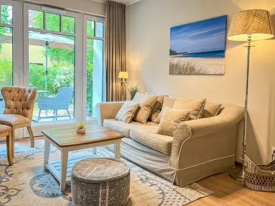 Wohnzimmer mit Zugang zur Terrasse