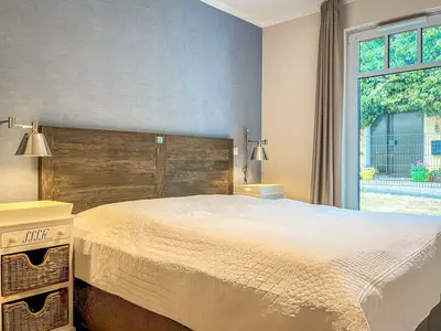 Schlafzimmer mit Doppelbett