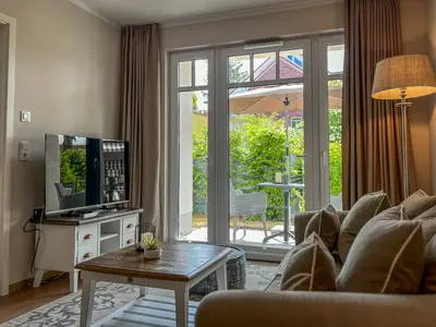 Wohnbereich mit Zugang zur Terrasse