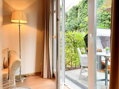 Wohnzimmer mit Zugang zur Terrasse