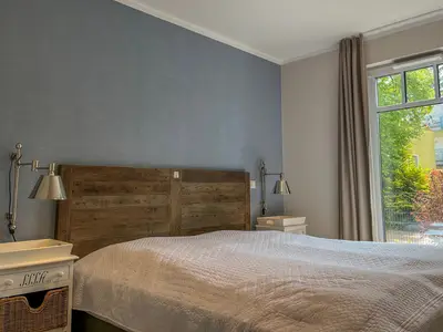 Schlafzimmer mit Doppelbett