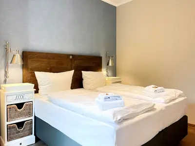 Schlafzimmer mit Doppelbett