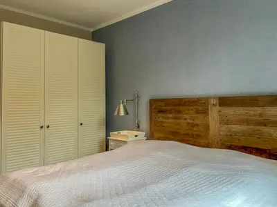 Schlafzimmer mit Kleiderschrank und Doppelbett