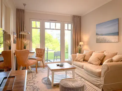 Wohnzimmer mit Zugang zur Terrasse