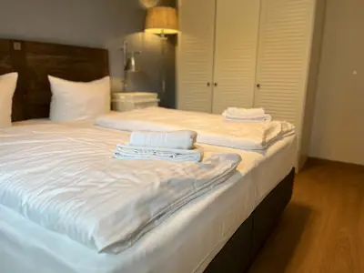 Schlafzimmer mit Doppelbett und TV