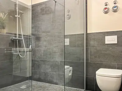 Badezimmer mit Dusche und WC