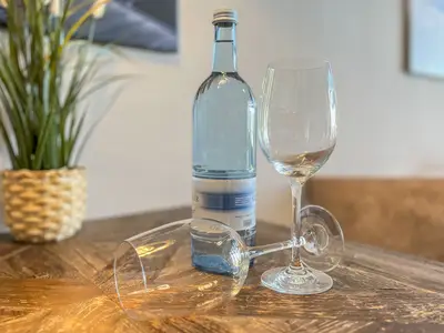 Wasser auf dem Tisch