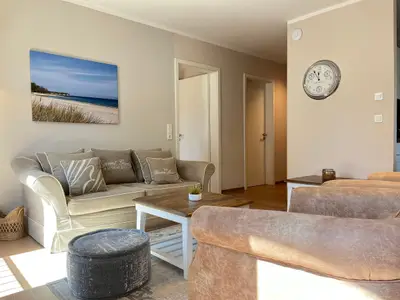 Wohnzimmer mit Couch und Sesseln