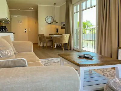 Wohnzimmer mit Blick zum Fenster