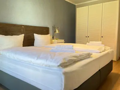 Schlafzimmer mit Kleiderschrank