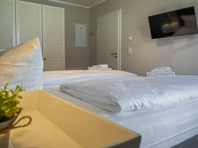 Schlafzimmer mit Blick zum TV