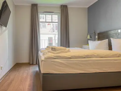 Schlafzimmer mit Blick zum Fenster