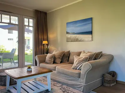 Wohnzimmer mit Blick zum Fenster