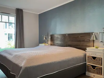 Schlafzimmer mit Blick aufs Fenster