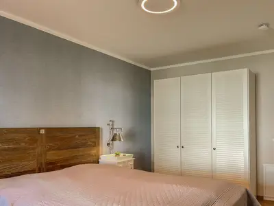 Schlafzimmer mit Kleiderschrank