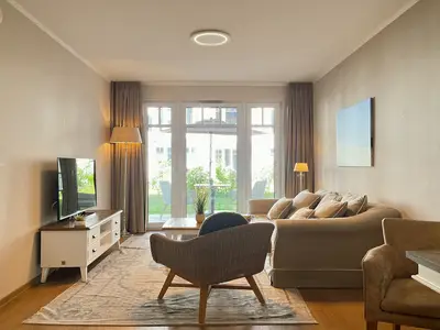 Wohnzimmer mit Blick ins Grüne