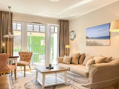 Wohnzimmer mit Blick zum Balkon