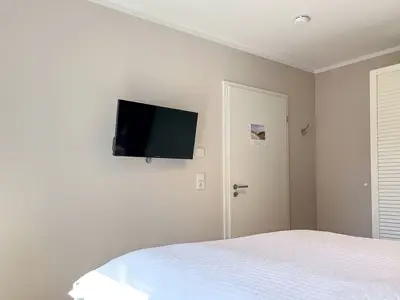 Schlafzimmer mit Fernseher