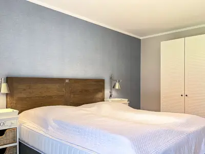 Schlafzimmer mit Kleiderschrank