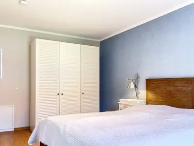 Schlafzimmer mit Kleiderschrank