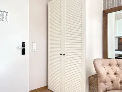 Wohnzimmer mit Kleiderschrank