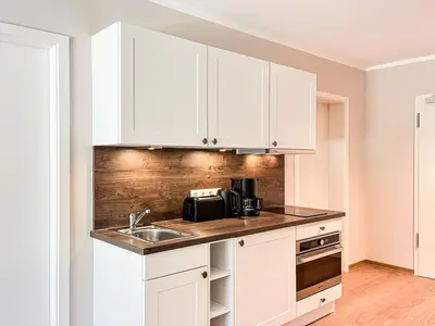 Küchenzeile mit Blick zum Flur