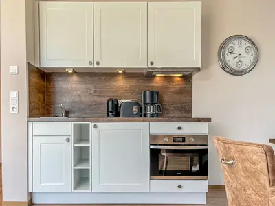 Küchenzeile mit Backofen und Ceranfeld