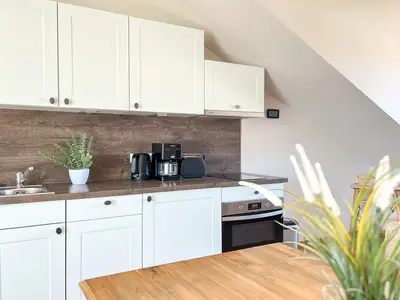 Küchenzeile mit Ceranfeld und Backofen