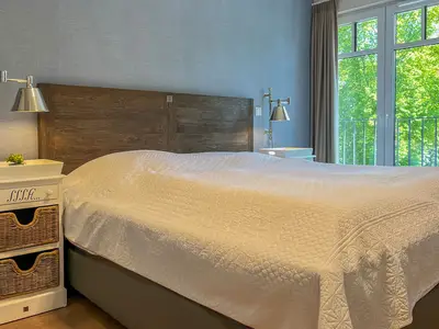 Schlafzimmer mit Doppelbett