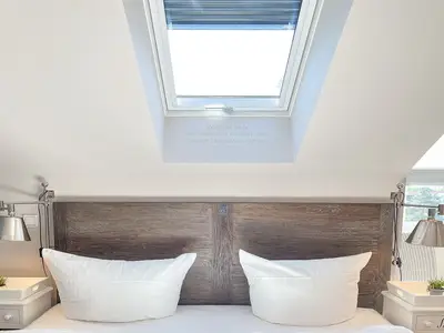 1. Schlafzimmer mit Doppelbett und Beleuchtung