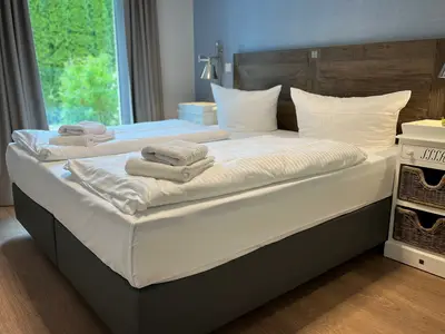 Schlafzimmer mit Doppelbett